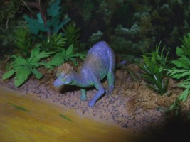 un corythosaure boie au bord de l'eau